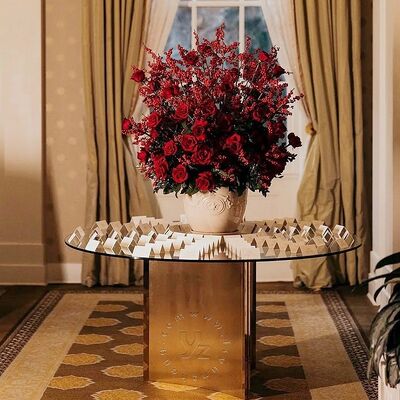 ভালো দাম হোটেল ডাইনিং অ্যাপ্লিকেশনের জন্য টেম্পার্ড গ্লাস এবং স্টেইনলেস স্টিল বেস সহ উইল্টশায়ার রাউন্ড টেবিল আধুনিক ডিজাইন অনলাইন