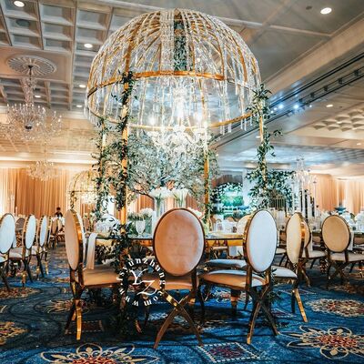 ভালো দাম আধুনিক লাক্সারি ক্রিস্টাল ডোম ডাইনিং টেবিল স্টেইনলেস স্টিল ফ্রেম মেটাল হোটেল ওয়েডিং আউটডোর রেস্তোরাঁ ব্যাঙ্কোয়েট অনলাইন