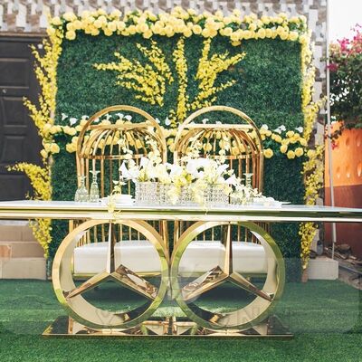 ভালো দাম আধুনিক স্টাইলের স্টেইনলেস স্টিল ফ্রেমের ওয়েডিং ডাইনিং টেবিল নতুন আউটডোর হোটেল আসবাবপত্র পার্টি এবং ইভেন্টের জন্য গ্লাস এবং এমডিএফ সহ অনলাইন